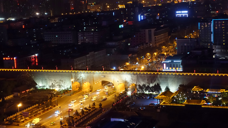 2017-03-31_213657 china-2017.jpg - Xi`an - Stadtmauer am Abend